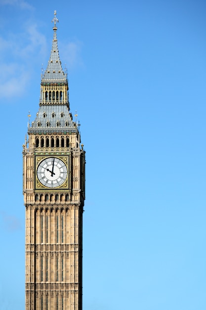 Big Ben isolato contro un cielo blu profondo