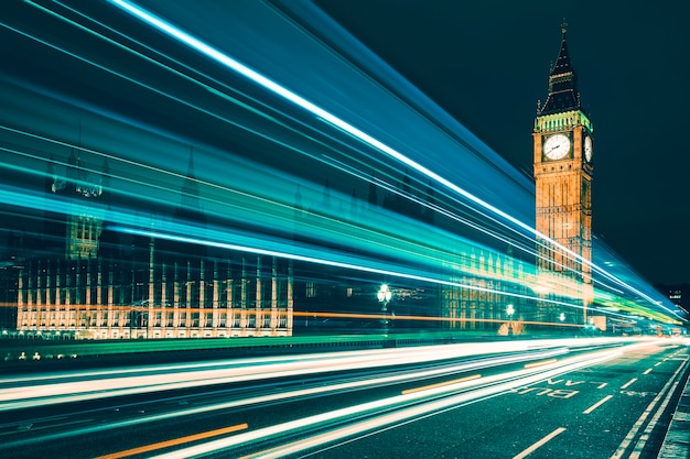 Big Ben, uno dei simboli più importanti sia di Londra che dell'Inghilterra, come mostrato di notte insieme alle luci delle auto che passano