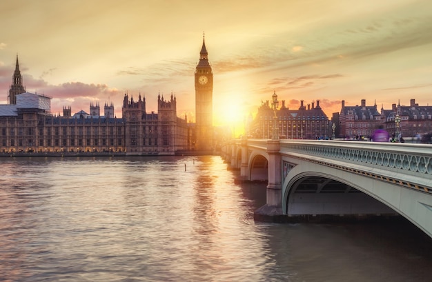 Big Ben vicino al fiume Tamigi al tramonto