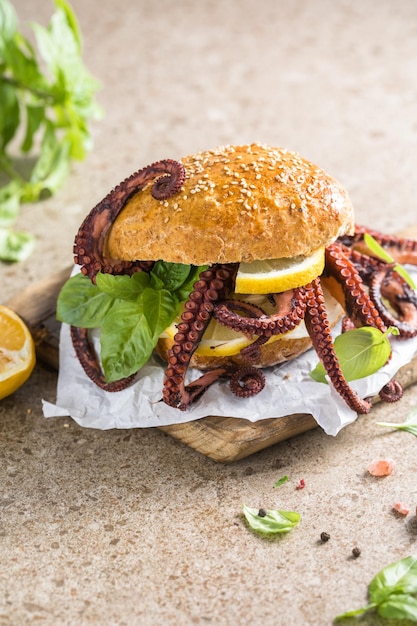 Big burger con polpo e limone Grande panino farcito con frutti di mare Concetto di fast food americano