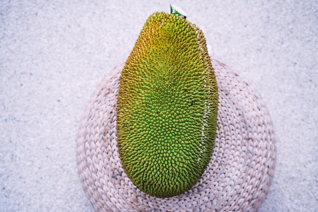 Big jack fruit sullo sfondo del rattan