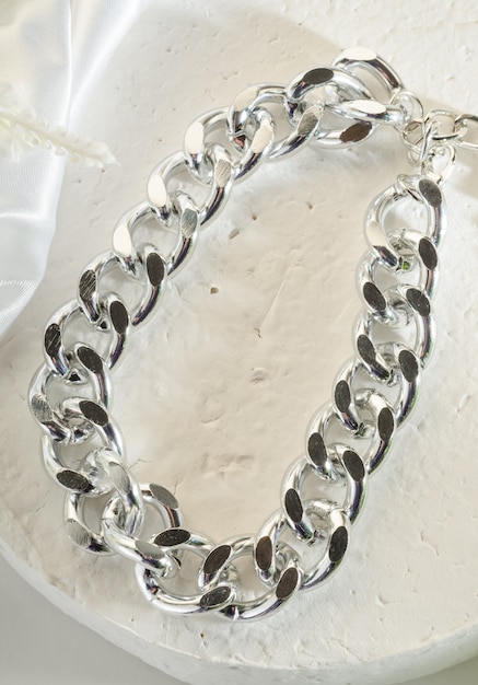 Bigiotteria alla moda - grande bracciale a catena in argento su supporto bianco