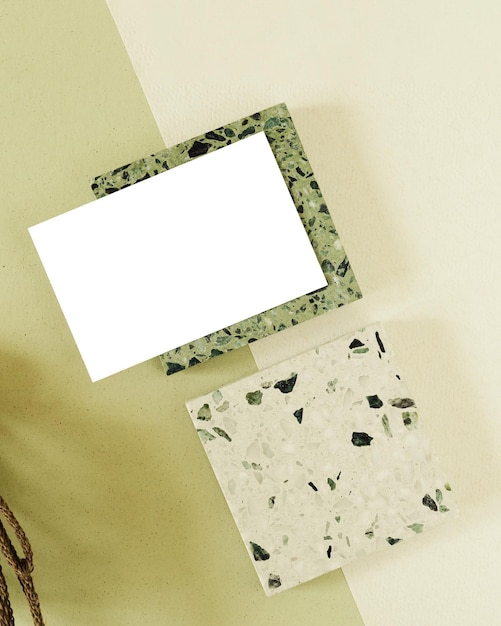 Biglietto bianco su un cubo di granito png trasparente