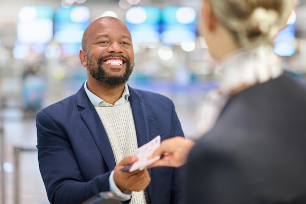 Biglietto d'affari africano e donna all'aeroporto con sorriso eccitato assistenza clienti e aiuto per viaggi globali Concierge uomo nero aziendale e felice per viaggi d'affari immigrazione o networking