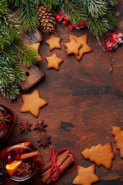 Biglietto d'auguri natalizio con vin brulè biscotti di pan di zenzero e albero di natale Vista dall'alto piatto con spazio per i vostri saluti