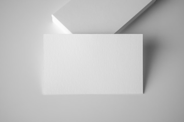 Biglietto da visita bianco mockup su sfondo bianco