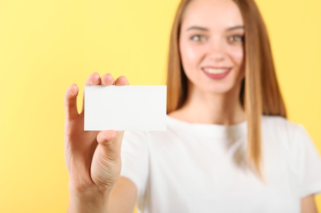 Biglietto da visita in un primo piano della mano femminile