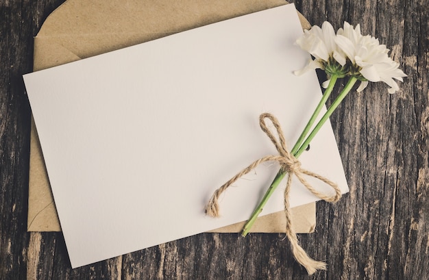 Biglietto di auguri con busta e fiori di mamma