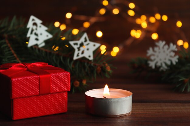 Biglietto di auguri di Natale con scatola regalo candela Decorazioni natalizie luci rami di albero di Natale