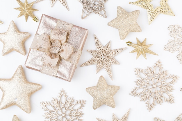 Biglietto di auguri di Natale. Decorazione festiva su fondo di legno bianco.