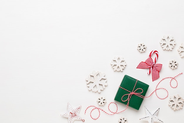 Biglietto di auguri di Natale. Decorazione festiva su fondo di legno bianco.