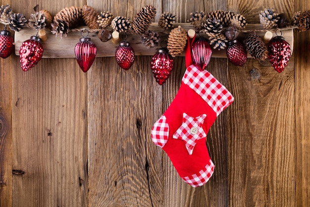 Biglietto di auguri di Natale. Decorazione festiva su fondo in legno. Anno nuovo concetto. Copia spazio. Lay piatto. Vista dall'alto.