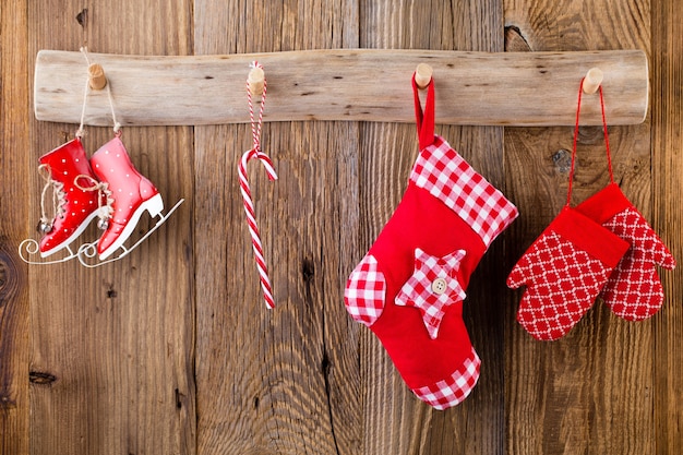 Biglietto di auguri di Natale. Decorazione festiva su fondo in legno. Anno nuovo concetto. Copia spazio. Lay piatto. Vista dall'alto.