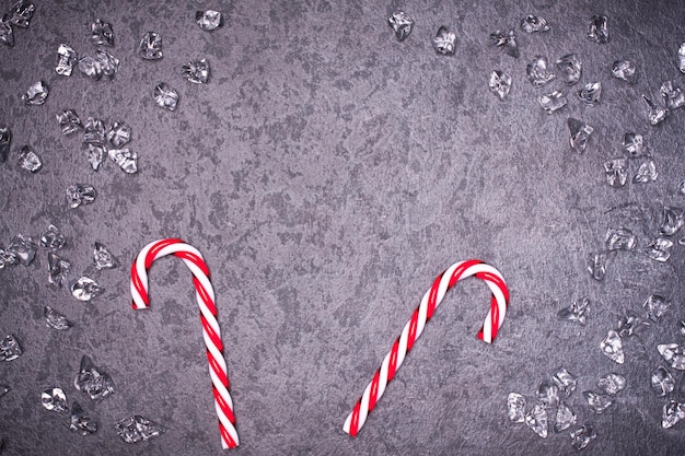 Biglietto di auguri di Natale Sfondo festivo Noel Simbolo del nuovo anno Cono di caramelle natalizie Copia spazio nel testo