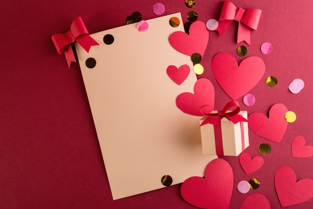 Biglietto di auguri di San Valentino con nastro tagliato di carta, fiocco e tanti cuori