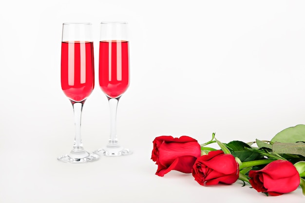 biglietto di auguri due bicchieri di vino rosso e rose rosse