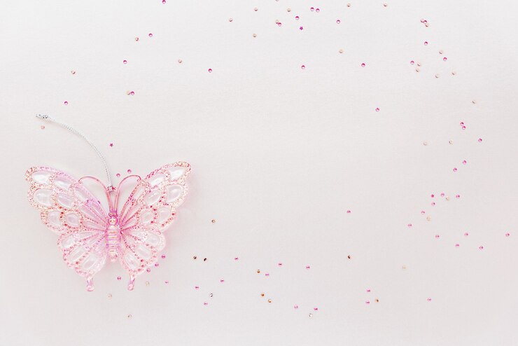 Biglietto di auguri per il compleanno con lo spazio della copia. Composizione girly di glitter e giocattolo farfalla rosa. Lay piatto