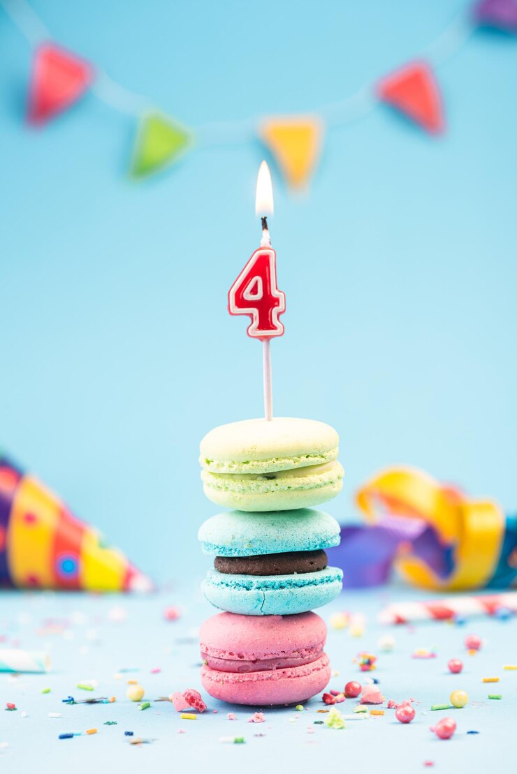 Biglietto di auguri per il quarto 4° compleanno con candela in amaretti colorati e mockup di carta Sprinkles
