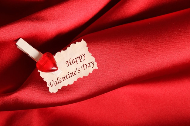 Biglietto di auguri regalo per San Valentino su una seta rossa