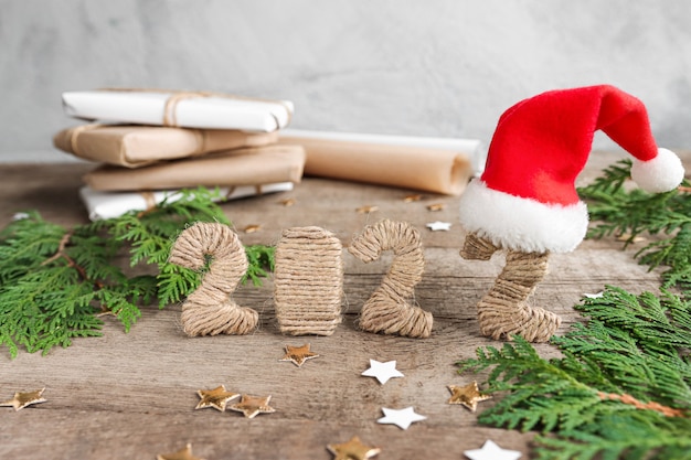 Biglietto festivo di Natale e Capodanno con decorazioni e iscrizione 2022 su fondo di legno
