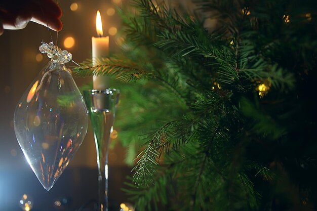 Biglietto per candele natalizie, Capodanno, decorazioni per la tavola, candele accese e rami dell'albero di Natale