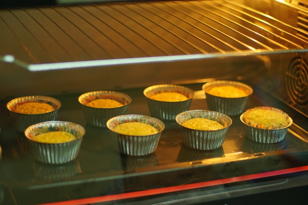 Bigné al forno all&#39;interno del forno elettrico per tempo del partito, fuoco selettivo.