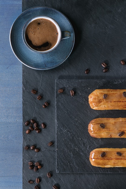 Bignè con tazza di caffè