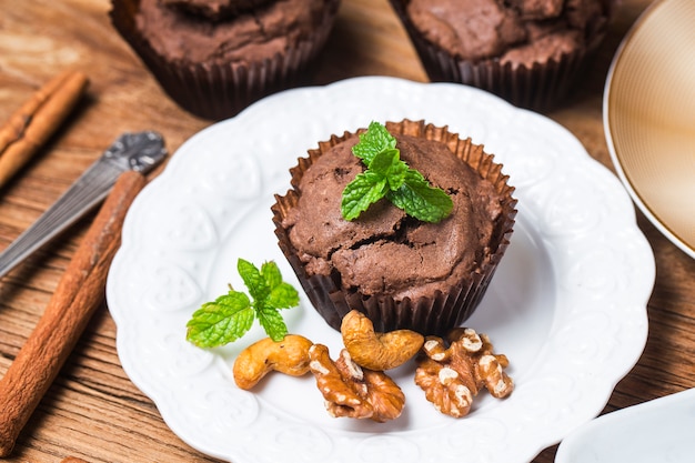 Bigné di cioccolato con menta sul tavolo di legno