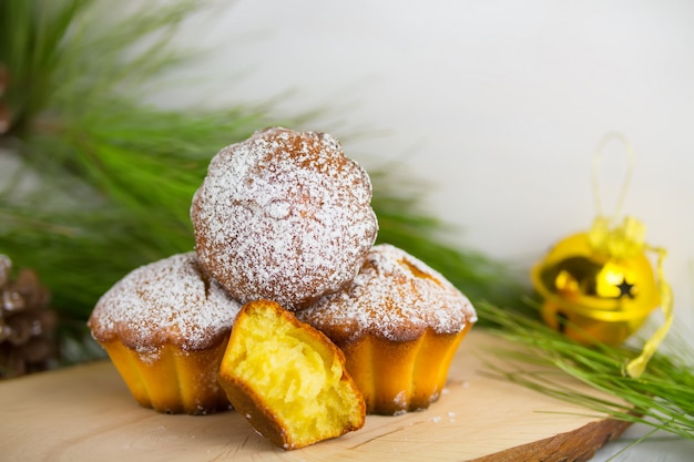 Bigné di Natale fatti in casa, muffin di Natale e decorazione di Capodanno e rami e coni di pino