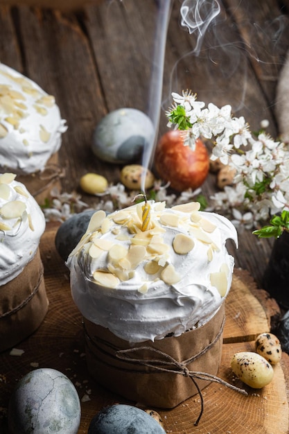 Bigné di Pasqua con petali di meringa e mandorla su fondo di legno