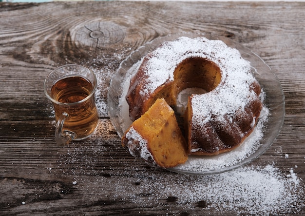 Bigné di zucca con zucchero a velo su un tavolo di legno