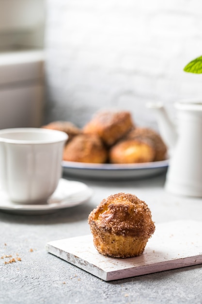 Bignè di zucchero alla cannella da colazione.