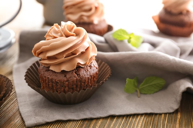 Bigné saporito del cioccolato sulla tavola di legno