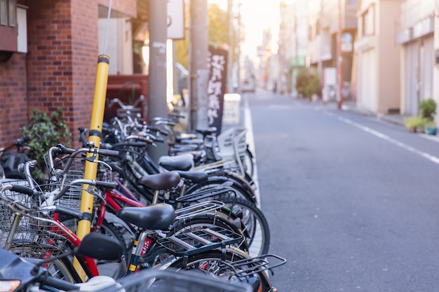 Bike il parcheggio sul lato della strada a Tokyo in Giappone