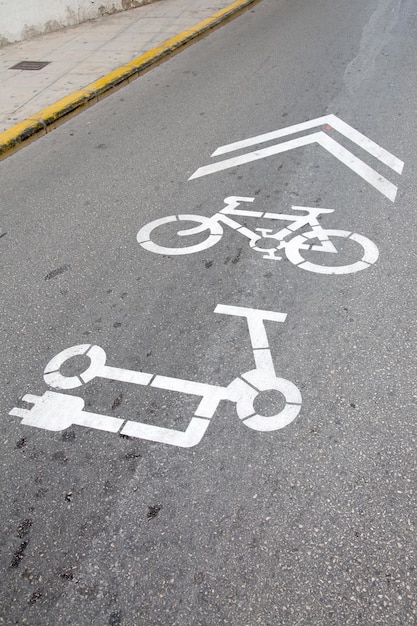 Bike Lane e Scooter elettrico segni sulla strada