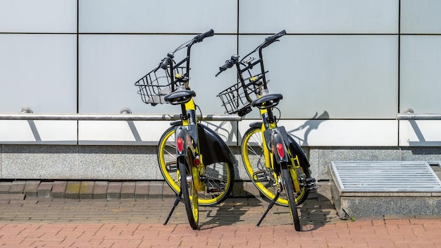 Bike sharing Due bici da condividere gialle