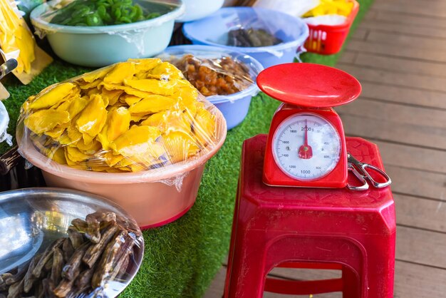 bilance nel mercato vietnamita per la pesatura di frutta secca e snack