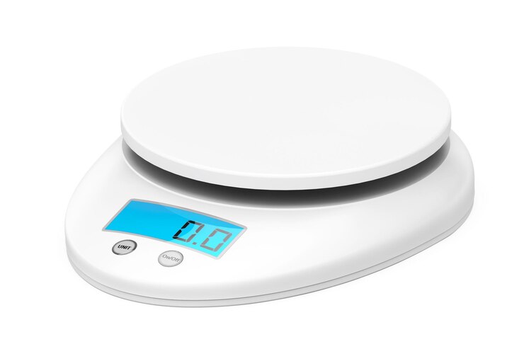 Bilancia da cucina digitale su sfondo bianco