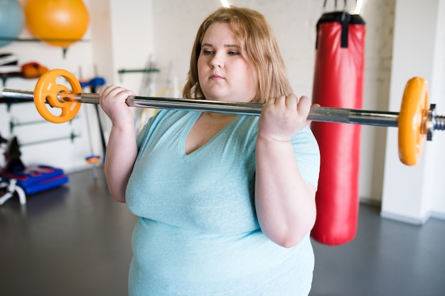 Bilanciere della holding della donna obesa