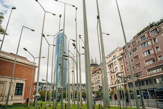 Bilbao Paese Basco 2022 una foresta di lampioni installata vicino al Museo delle Belle Arti di Bilbao