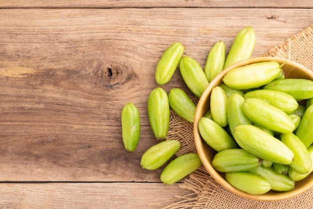 Bilimbi frutta o Averrhoa bilimbi su sfondo tavolo in legno Concetto di cibo e assistenza sanitaria