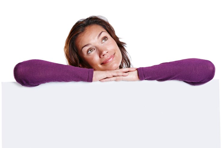Foto billboard inclinato e donna che pensa in studio per la promozione del marchio e dello spazio di modello poster vuoto persona femminile e idea per la scelta e la vendita o notizie su sfondo bianco con sorriso