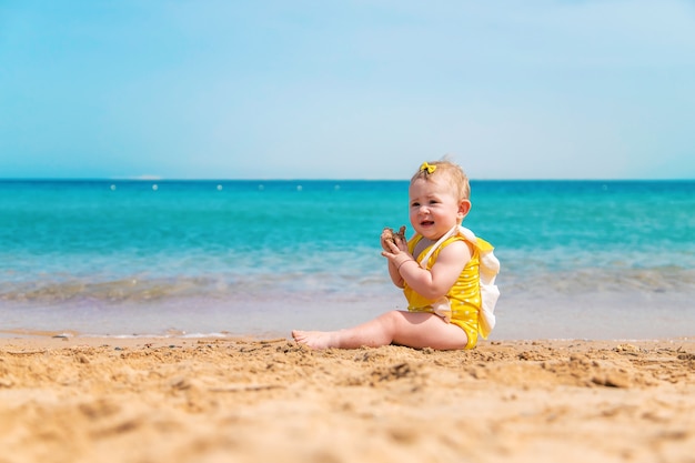 Bimbo in spiaggia vicino al mare