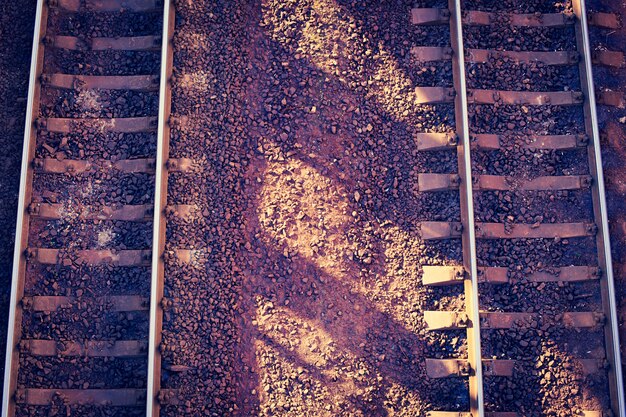 Binari del treno al mattino, vista dall&#39;alto.