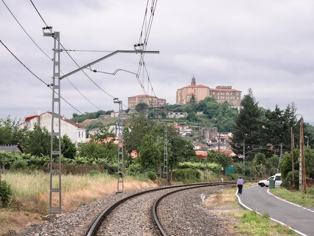 Binari del treno diretti alla città di Monforte de Lemos sotto i fili elettrificati della catenaria an