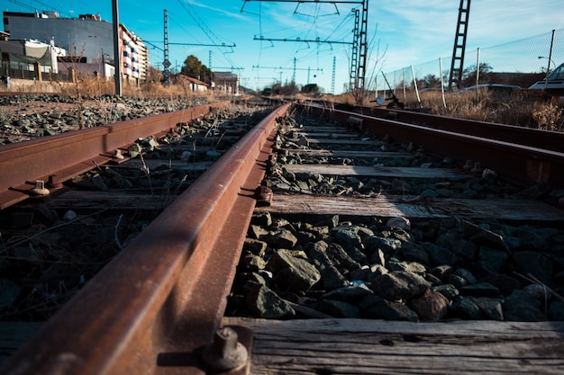 Binari del treno vicino a una stazione