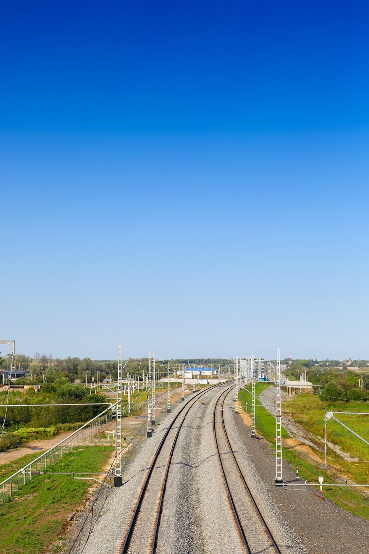 Foto binari ferroviari del paesaggio sullo sfondo del cielo