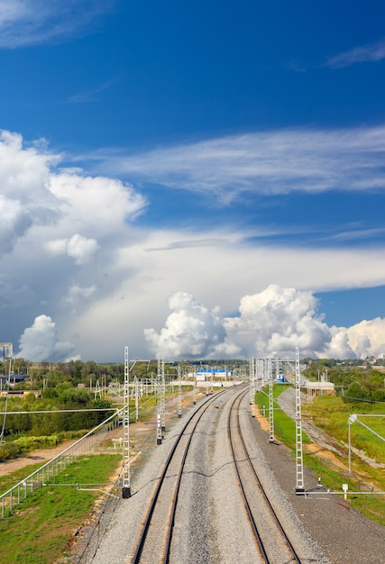 Binari ferroviari del paesaggio sullo sfondo del cielo