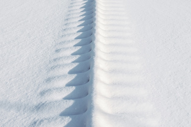 Binari ferroviari per treni coperti di neve.