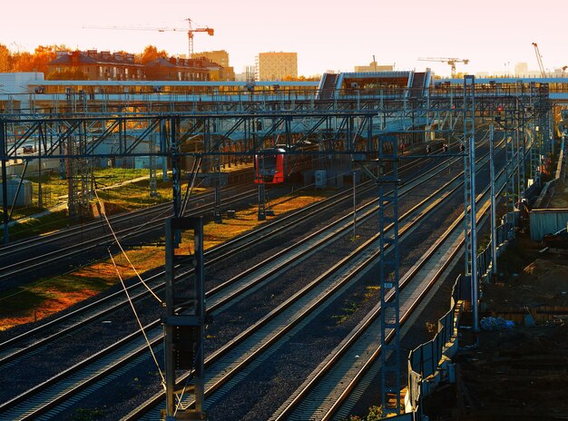 Binario ferroviario durante il drammatico sfondo del tramonto